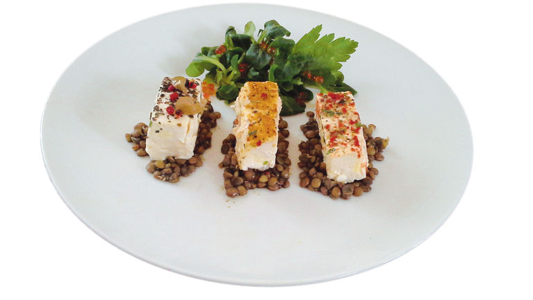 Marinierte Berglinsen mit Frischkäse: Berglinsen waschen und kernig weich kochen. Auskühlen lassen, mit Zitronensaft, Kräutersalz und Kürbiskernöl marinieren. Auf einem Teller anrichten und die Frischkäseröllchen draufsetzen. © Haider Rosemarie Marinierte Berglinsen mit Frischkäse: Berglinsen waschen und kernig weich kochen. Auskühlen lassen, mit Zitronensaft, Kräutersalz und Kürbiskernöl marinieren. Auf einem Teller anrichten und die Frischkäseröllchen draufsetzen. © Haider Rosemarie
