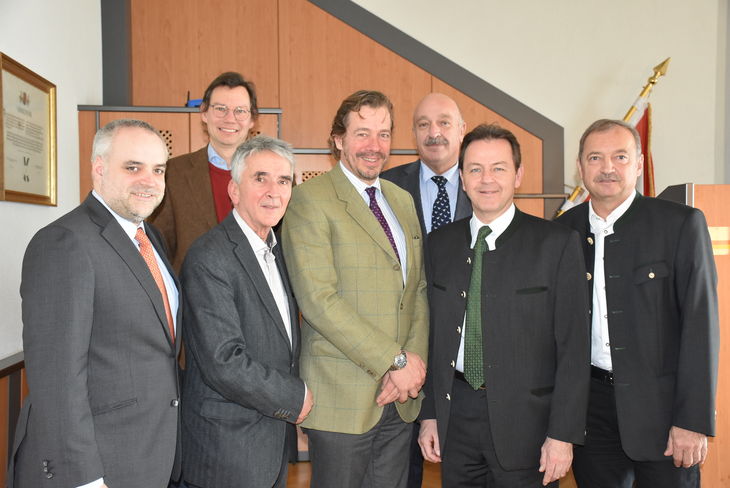 v.l.n.r.: Direktor Dipl.-Ing. Matthias Grün (Esterhazy Betriebe), Obm.Stvt. Dr. Arthur-Alexander Schmid, Prof. Dr. Stefan Schleicher, Land & Forst-Betriebe Burgenland-Obmann Ing. Nikolaus Graf Draskovich, Kammerdirektor Prof. Dipl.-Ing. Otto Prieler, Präsident Dipl.-Ing. Nikolaus Berlakovich, Vizepräsident Ing. Werner Falb-Meixner © Hettlinger/Bgld. Landwirtschaftskammer v.l.n.r.: Direktor Dipl.-Ing. Matthias Grün (Esterhazy Betriebe), Obm.Stvt. Dr. Arthur-Alexander Schmid, Prof. Dr. Stefan Schleicher, Land & Forst-Betriebe Burgenland-Obmann Ing. Nikolaus Graf Draskovich, Kammerdirektor Prof. Dipl.-Ing. Otto Prieler, Präsident Dipl.-Ing. Nikolaus Berlakovich, Vizepräsident Ing. Werner Falb-Meixner © Hettlinger/Bgld. Landwirtschaftskammer