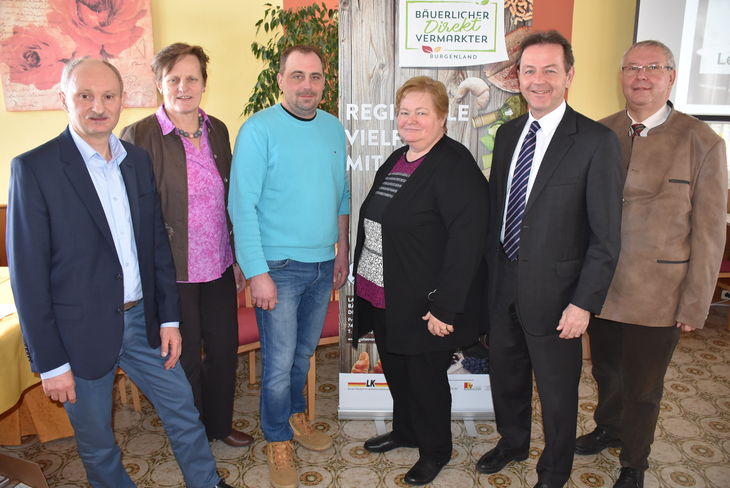 Fachtag 2019 für DirektvermarkterInnen.
v.l.n.r.: Geschäftsführer Ing. Gerhard Perl, Obfrau Ök.-Rat Elisabeth Aufner, Vorstandsmitglied Andreas Zapfel, Vorstandsmitglied Anita Thamhesl, Präsident DI Nikolaus Berlakovich, Obfrau Elisabeth Aufner und Obf.-Stv. Ing. Walter Zwiletitsch © Leitgeb/Bgld. Landwirtschaftskammer Fachtag 2019 für DirektvermarkterInnen.
v.l.n.r.: Geschäftsführer Ing. Gerhard Perl, Obfrau Ök.-Rat Elisabeth Aufner, Vorstandsmitglied Andreas Zapfel, Vorstandsmitglied Anita Thamhesl, Präsident DI Nikolaus Berlakovich, Obfrau Elisabeth Aufner und Obf.-Stv. Ing. Walter Zwiletitsch © Leitgeb/Bgld. Landwirtschaftskammer