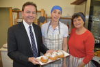 Beim Faschingskrapfen-Backen. v.l.n.r.: Präsident Nikolaus Berlakovich, Doris Huber-Szendy und ihre Mutter Elfriede Huber © Leitgeb/Bgld. Landwirtschaftskammer Beim Faschingskrapfen-Backen. v.l.n.r.: Präsident Nikolaus Berlakovich, Doris Huber-Szendy und ihre Mutter Elfriede Huber © Leitgeb/Bgld. Landwirtschaftskammer