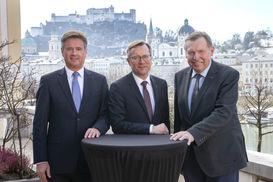 Führungswechsel bei Raiffeisen Salzburg: Generaldirektor Dr. Günther Reibersdorfer, Generaldirektor-Stv. Dir. Dr. Heinz Konrad und Obmann Sebastian Schönbuchner. © RVS Salzburg Führungswechsel bei Raiffeisen Salzburg: Generaldirektor Dr. Günther Reibersdorfer, Generaldirektor-Stv. Dir. Dr. Heinz Konrad und Obmann Sebastian Schönbuchner. © RVS Salzburg