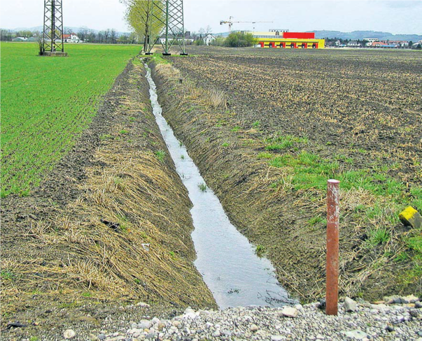 Achten Sie beim Ausbringen stickstoffhältiger Düngemittel (Mineraldünger und Wirtschaftsdünger) auf die Mindestabstände zu Oberflächengewässern. © Thomas Wallner/bwsb OÖ Achten Sie beim Ausbringen stickstoffhältiger Düngemittel (Mineraldünger und Wirtschaftsdünger) auf die Mindestabstände zu Oberflächengewässern. © Thomas Wallner/bwsb OÖ