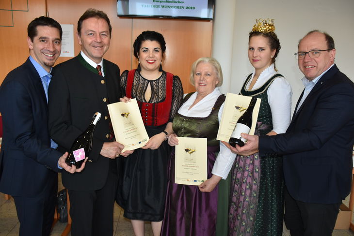 v.l.n.r.: Wein Burgenland Geschäftsführer Ing. Christian Zechmeister, Präsident Dipl.-Ing. Nikolaus Berlakovich, KR Anna Reichardt, Landesbäuerin KR Irene Deutsch, Weinkönigin Tatjana I., Weinbaupräsident Ök.-Rat Andreas Liegenfeld © Leitgeb/Bgld. Landwirtschaftskammer v.l.n.r.: Wein Burgenland Geschäftsführer Ing. Christian Zechmeister, Präsident Dipl.-Ing. Nikolaus Berlakovich, KR Anna Reichardt, Landesbäuerin KR Irene Deutsch, Weinkönigin Tatjana I., Weinbaupräsident Ök.-Rat Andreas Liegenfeld © Leitgeb/Bgld. Landwirtschaftskammer