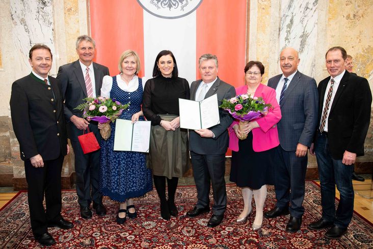 v.l.n.r.: Präsident Dipl.-Ing. Nikolaus Berlakovich, Günther Toth, Kammerrätin Ök.-Rat Silvia Toth, Bundesministerin Elisabeth Köstinger, Kammerrat Ök.-Rat Matthias Siess, Maria Siess, Kammerdirektor Dipl.-Ing. Otto Prieler und LK Österreich-Präsident Josef Moosbrugger © BMNT/Paul Gruber v.l.n.r.: Präsident Dipl.-Ing. Nikolaus Berlakovich, Günther Toth, Kammerrätin Ök.-Rat Silvia Toth, Bundesministerin Elisabeth Köstinger, Kammerrat Ök.-Rat Matthias Siess, Maria Siess, Kammerdirektor Dipl.-Ing. Otto Prieler und LK Österreich-Präsident Josef Moosbrugger © BMNT/Paul Gruber