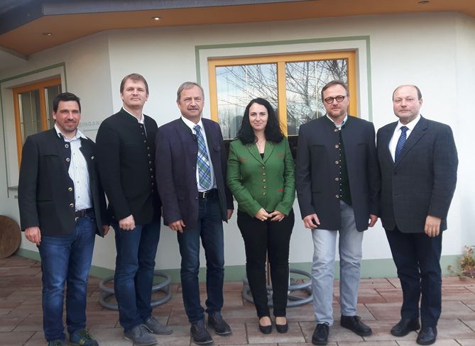 v.l.n.r.: Matthias Pleschberger, LAbg. Bernhard Hirczy, Landwirtschaftskammer-Vizepräsident Ing. Werner Falb-Meixner, Geschäftsführerin Dipl.-Ing. Daniela Höller, Obmann des Schaf- und Ziegenzuchtverbandes Burgenland, Wolfgang Hautzinger und Kammerdirektor-Stv. Dipl.-Ing. Franz Vuk © Bgld. Landwirtschaftskammer v.l.n.r.: Matthias Pleschberger, LAbg. Bernhard Hirczy, Landwirtschaftskammer-Vizepräsident Ing. Werner Falb-Meixner, Geschäftsführerin Dipl.-Ing. Daniela Höller, Obmann des Schaf- und Ziegenzuchtverbandes Burgenland, Wolfgang Hautzinger und Kammerdirektor-Stv. Dipl.-Ing. Franz Vuk © Bgld. Landwirtschaftskammer