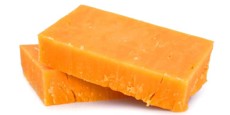 Cheddar-Käse mit seiner charakteristischen organgenen Farbe. © pixabay