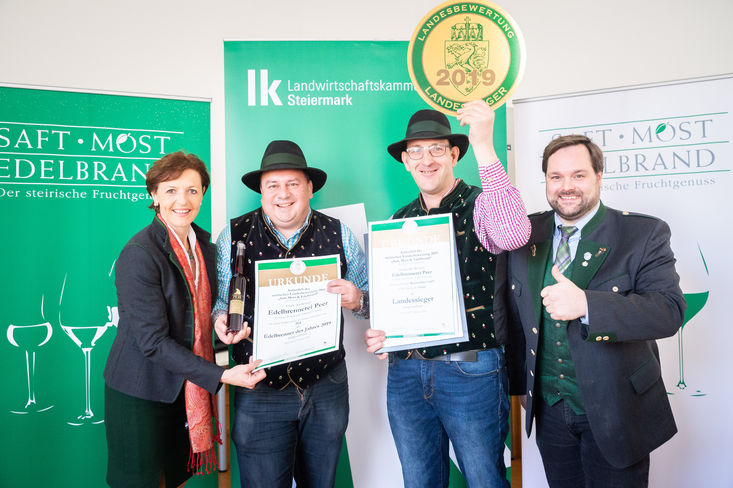 Durchbruch geschafft: Edelbrenner des Jahres Günter Peer (2.v.l.) mit seinem Bruder Robert Binder (2.v.r.). Vizepräsidentin Maria Pein(l) und Verkostungschef Georg Thünauer (r.) gratulieren zum großen Erfolg. © Alexander Danner/LK Steiermark Durchbruch geschafft: Edelbrenner des Jahres Günter Peer (2.v.l.) mit seinem Bruder Robert Binder (2.v.r.). Vizepräsidentin Maria Pein(l) und Verkostungschef Georg Thünauer (r.) gratulieren zum großen Erfolg. © Alexander Danner/LK Steiermark