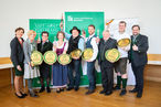 Große Freude bei den Landessiegern und dem Edelbrenner des Jahres Günter Peer (5.v.l.). Im Bild von l.n.r.: Vizepräsidentin Maria Pein, Gusti Hirtner, Gertraud Stelzl, Martina Höfler (Fachschule Stainz, Brennlehrerin), Günter Peer, Markus Gölles, Josef Knöbelreiter, Peter Berger und Verkostungschef Georg Thünauer. © Alexander Danner/LK Steiermark Große Freude bei den Landessiegern und dem Edelbrenner des Jahres Günter Peer (5.v.l.). Im Bild von l.n.r.: Vizepräsidentin Maria Pein, Gusti Hirtner, Gertraud Stelzl, Martina Höfler (Fachschule Stainz, Brennlehrerin), Günter Peer, Markus Gölles, Josef Knöbelreiter, Peter Berger und Verkostungschef Georg Thünauer. © Alexander Danner/LK Steiermark
