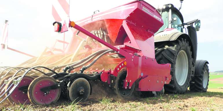 Durch die relativ hohe Eigenmasse und ein Saattankvolumen von 1.500 Litern ist eine entsprechend starke Heckhydraulik ein wichtiges Einsatzkriterium. © Lukas Nussbaum/LK Niederösterreich Durch die relativ hohe Eigenmasse und ein Saattankvolumen von 1.500 Litern ist eine entsprechend starke Heckhydraulik ein wichtiges Einsatzkriterium. © Lukas Nussbaum/LK Niederösterreich