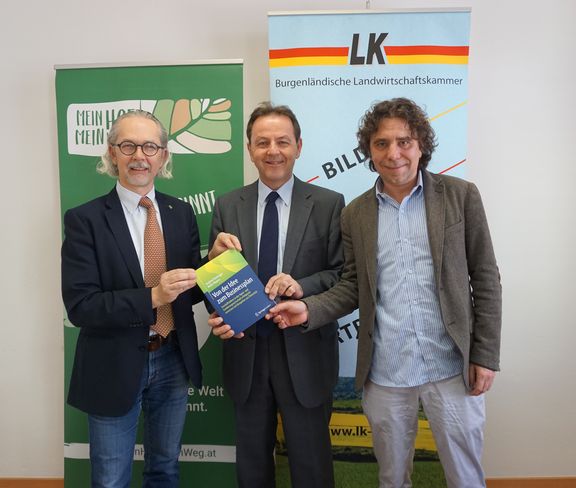Innovationen - neue Wege in der Landwirtschaft
v.l.n.r.: Prof. Dr. Siegfried Pöchtrager (BOKU), Landwirtschaftskammer-Präsident Dipl.-Ing. Nikolaus Berlakovich, Romeo Schermann (Romeo Caviar) © Hettlinger/Bgld. Landwirtschaftskammer Innovationen - neue Wege in der Landwirtschaft
v.l.n.r.: Prof. Dr. Siegfried Pöchtrager (BOKU), Landwirtschaftskammer-Präsident Dipl.-Ing. Nikolaus Berlakovich, Romeo Schermann (Romeo Caviar) © Hettlinger/Bgld. Landwirtschaftskammer