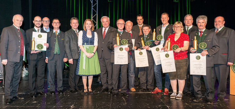 Agrarlandesrat Johann Seitinger (l.), Vizepräsident der Wirtschaftskammer Benedikt Bittmann (3.v.l.), Landwirtschaftskammer Präsident Franz Titschenbacher(5.v.l.), Simone Schmiedtbauer (6.v.l.), Landeshauptmann Hermann Schützenhöfer (7.v.l.), Geschöäftsführer Andreas Cretnik (7.v.r.), Obmann Franz Labugger (3.v.r.) und Spartensprecher Paul Kiendler (r.) gratulieren den Superstars der Kürbsikernöl-Prämierung 2019. © LK-Kristoferitsch Agrarlandesrat Johann Seitinger (l.), Vizepräsident der Wirtschaftskammer Benedikt Bittmann (3.v.l.), Landwirtschaftskammer Präsident Franz Titschenbacher(5.v.l.), Simone Schmiedtbauer (6.v.l.), Landeshauptmann Hermann Schützenhöfer (7.v.l.), Geschöäftsführer Andreas Cretnik (7.v.r.), Obmann Franz Labugger (3.v.r.) und Spartensprecher Paul Kiendler (r.) gratulieren den Superstars der Kürbsikernöl-Prämierung 2019. © LK-Kristoferitsch