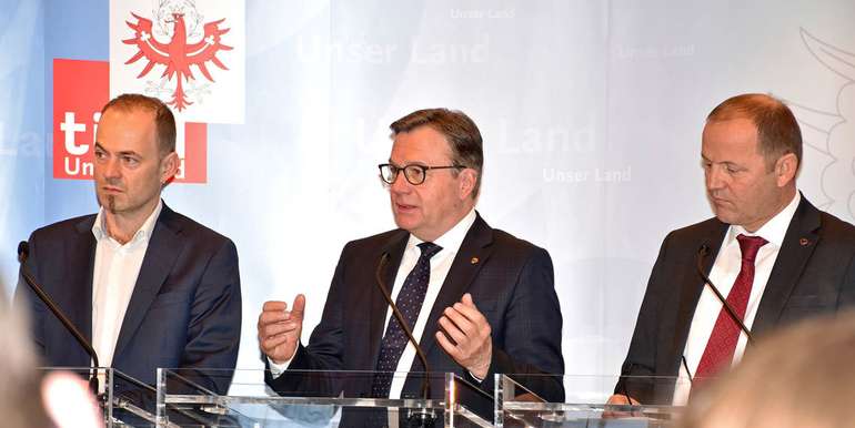 LK-Präsident Josef Hechenberger, LH Günther Platter und LH-Stv. Josef Geisler präsentierten die Maßnahmen für ein Miteinander auf den Tiroler Almen (v.l.) © Sidon/Land Tirol LK-Präsident Josef Hechenberger, LH Günther Platter und LH-Stv. Josef Geisler präsentierten die Maßnahmen für ein Miteinander auf den Tiroler Almen (v.l.) © Sidon/Land Tirol