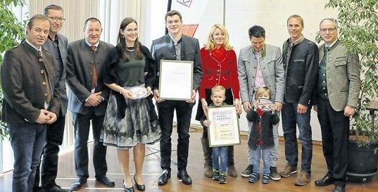 Zwei Braunvieh- und ein Pinzgauerzüchter erhielten von Obmann Sebastian Auernig und LK-Präs. Johann Mößler den Managementpreis 2018. © kärntnerrind Zwei Braunvieh- und ein Pinzgauerzüchter erhielten von Obmann Sebastian Auernig und LK-Präs. Johann Mößler den Managementpreis 2018. © kärntnerrind