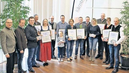 kärntnerrind-Obmann Sebastian Auernig und LK-Präsident Johann Mößler zeichneten zehn Fleckviehzüchter mit dem Managementpreis 2018 aus. © kärntnerrind kärntnerrind-Obmann Sebastian Auernig und LK-Präsident Johann Mößler zeichneten zehn Fleckviehzüchter mit dem Managementpreis 2018 aus. © kärntnerrind
