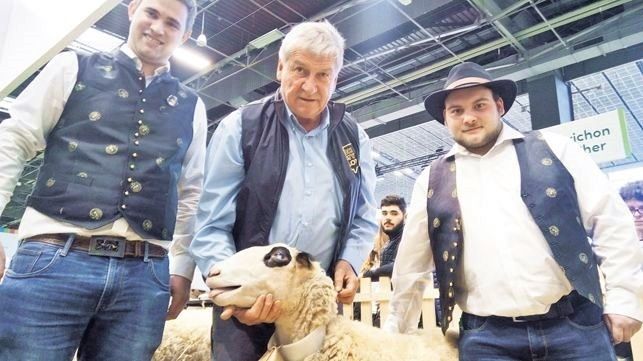 Die österreichischen Brillenschaf-Jungzüchter Alexander Krobath (li.) und Martin Dullnigg mit einem Vertreter der französischen Brillenschafzüchter. © Dorothea Neururer Die österreichischen Brillenschaf-Jungzüchter Alexander Krobath (li.) und Martin Dullnigg mit einem Vertreter der französischen Brillenschafzüchter. © Dorothea Neururer