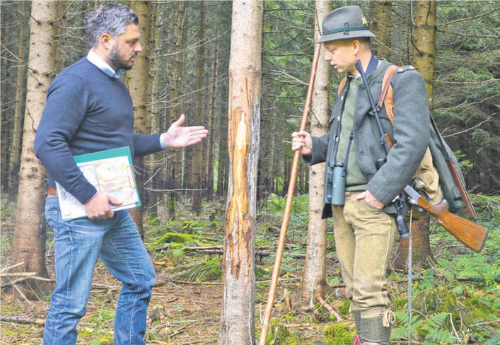 Jäger und Waldbesitzer im Gespräch
eine Grundvoraussetzung im Bemühen um ein ausgewogenes Wald-Wild-Verhältnis. © LK Niederösterreich Jäger und Waldbesitzer im Gespräch
eine Grundvoraussetzung im Bemühen um ein ausgewogenes Wald-Wild-Verhältnis. © LK Niederösterreich