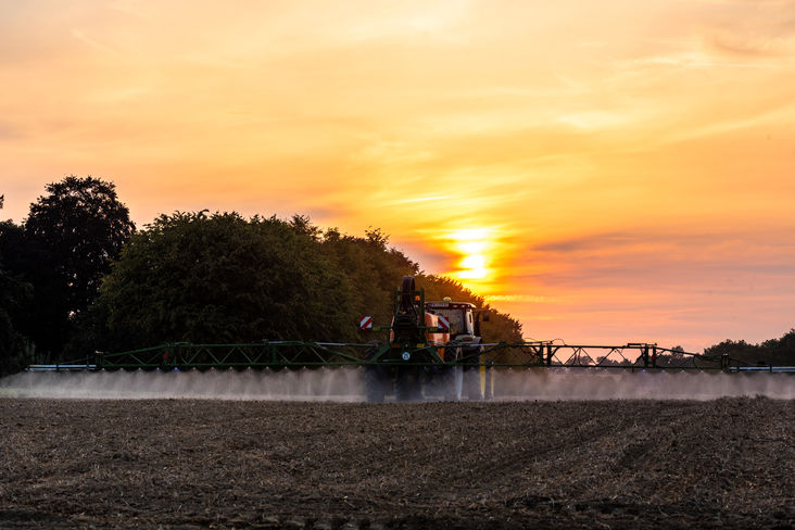 Durch Spritzungen am Abend bei Windstille wirken die Behandlungen meist besser, da Abdrift und thermische Verdunstung vermieden werden. © agrarfoto.com Durch Spritzungen am Abend bei Windstille wirken die Behandlungen meist besser, da Abdrift und thermische Verdunstung vermieden werden. © agrarfoto.com
