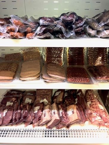 Frischfleisch portionsweise vakuumieren,
damit Kunden vor dem Einfrieren zu Hause
nicht noch zusätzlich umverpacken müssen © Hammer Frischfleisch portionsweise vakuumieren,
damit Kunden vor dem Einfrieren zu Hause
nicht noch zusätzlich umverpacken müssen © Hammer