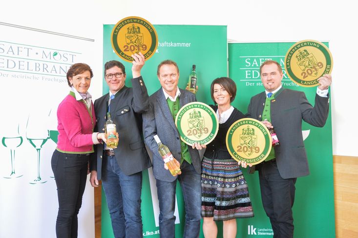Vizepräsidentin Maria Pein (l) gratuliert den großen Siegern der Landesprämierung Most 2019: v.l.n.r. Christof Krispel, Martin und Marianne Mausser und Michael Pöltl. © LK-Danner Vizepräsidentin Maria Pein (l) gratuliert den großen Siegern der Landesprämierung Most 2019: v.l.n.r. Christof Krispel, Martin und Marianne Mausser und Michael Pöltl. © LK-Danner
