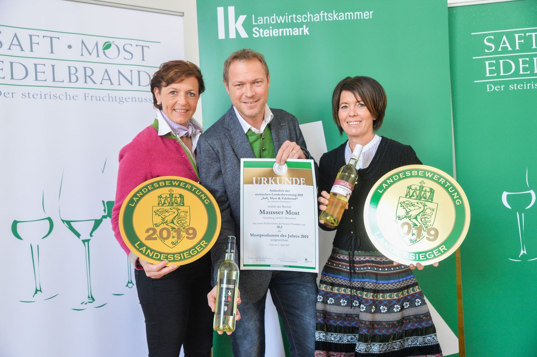Mostproduzent des Jahres 2019 und Doppel-Landessieger Martin und Marianne Mausser mit Vizepräsidentin Maria Pein (l). © LK-Danner