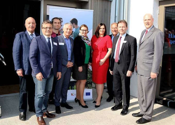 v.l.n.r.: Kammerdirektor Prof. DI Otto Prieler, DI Johannes Fankhauser, Sektionsleiter Landwirtschaft und ländliche Entwicklung, BMNT, LAbg. Mag. Wolfgang Spitzmüller, Tourismus Bgld. GF Hannes Anton, Christine Muthenthaler, Leiterin der Vernetzungsstelle, LRin Mag.a Astrid Eisenkopf, WHR Dr. Engelbert Rauchbauer, Obmann Genuss Burgenland, Präsident DI Nikolaus Berlakovich, Dr. Michael Blass, GF AMA © Bgld. Landesmedienservice v.l.n.r.: Kammerdirektor Prof. DI Otto Prieler, DI Johannes Fankhauser, Sektionsleiter Landwirtschaft und ländliche Entwicklung, BMNT, LAbg. Mag. Wolfgang Spitzmüller, Tourismus Bgld. GF Hannes Anton, Christine Muthenthaler, Leiterin der Vernetzungsstelle, LRin Mag.a Astrid Eisenkopf, WHR Dr. Engelbert Rauchbauer, Obmann Genuss Burgenland, Präsident DI Nikolaus Berlakovich, Dr. Michael Blass, GF AMA © Bgld. Landesmedienservice