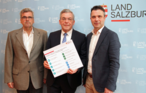 Tiertransport-Inspektor Manfred Pledl, LR Josef Schwager und LK-Präsident Rupert Quehenberger präsentierten Maßnahmen und Forderungen zum weiteren Vorgehen bei Langstrecken-Tiertransporten © Land Salzburg/Melanie Hutter Tiertransport-Inspektor Manfred Pledl, LR Josef Schwager und LK-Präsident Rupert Quehenberger präsentierten Maßnahmen und Forderungen zum weiteren Vorgehen bei Langstrecken-Tiertransporten © Land Salzburg/Melanie Hutter