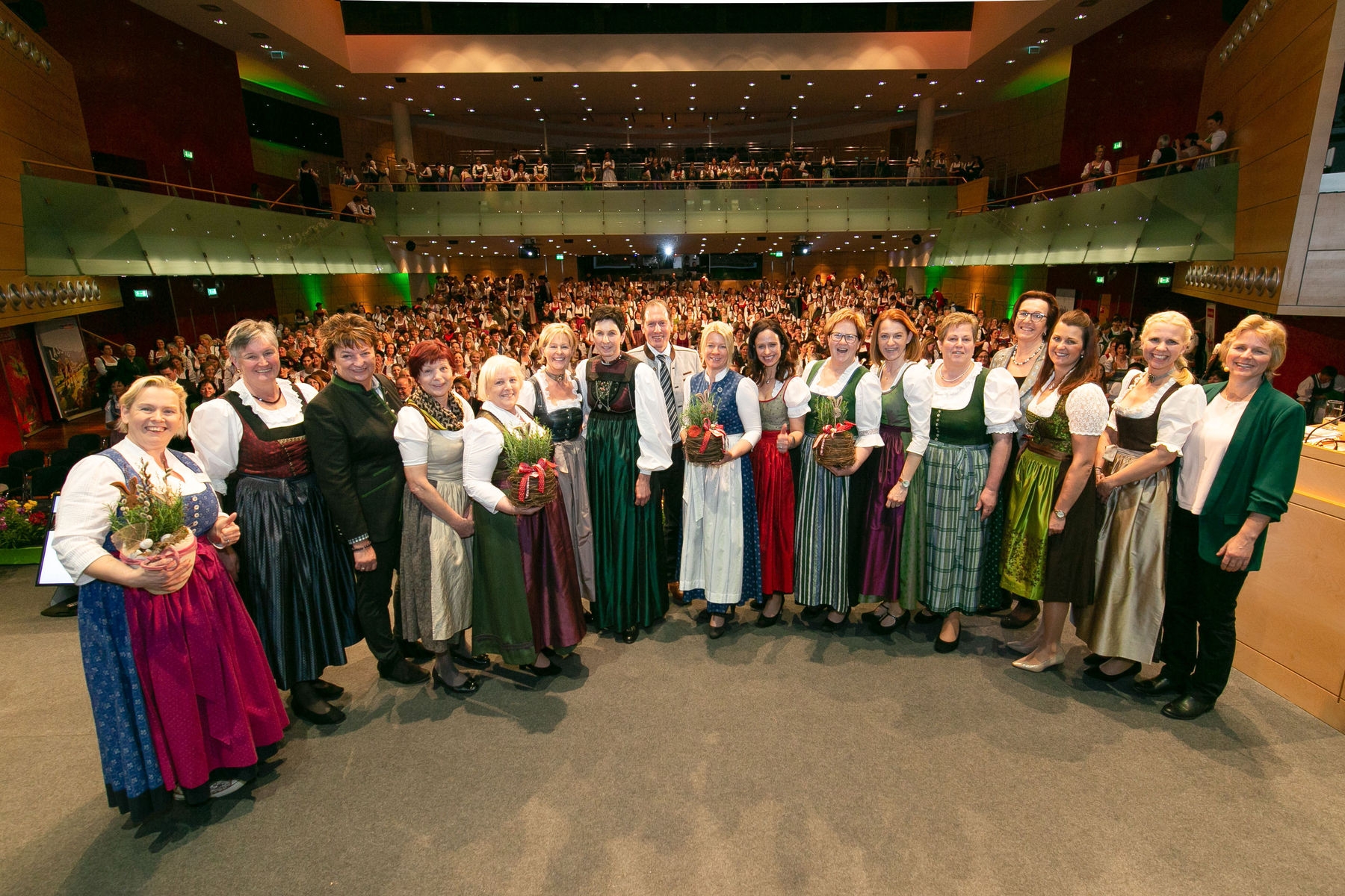 1100 Bäuerinnen aus ganz Österreich nahmen am Bundesbäuerinnentag in Salzburg teil. © APA Neumeyer