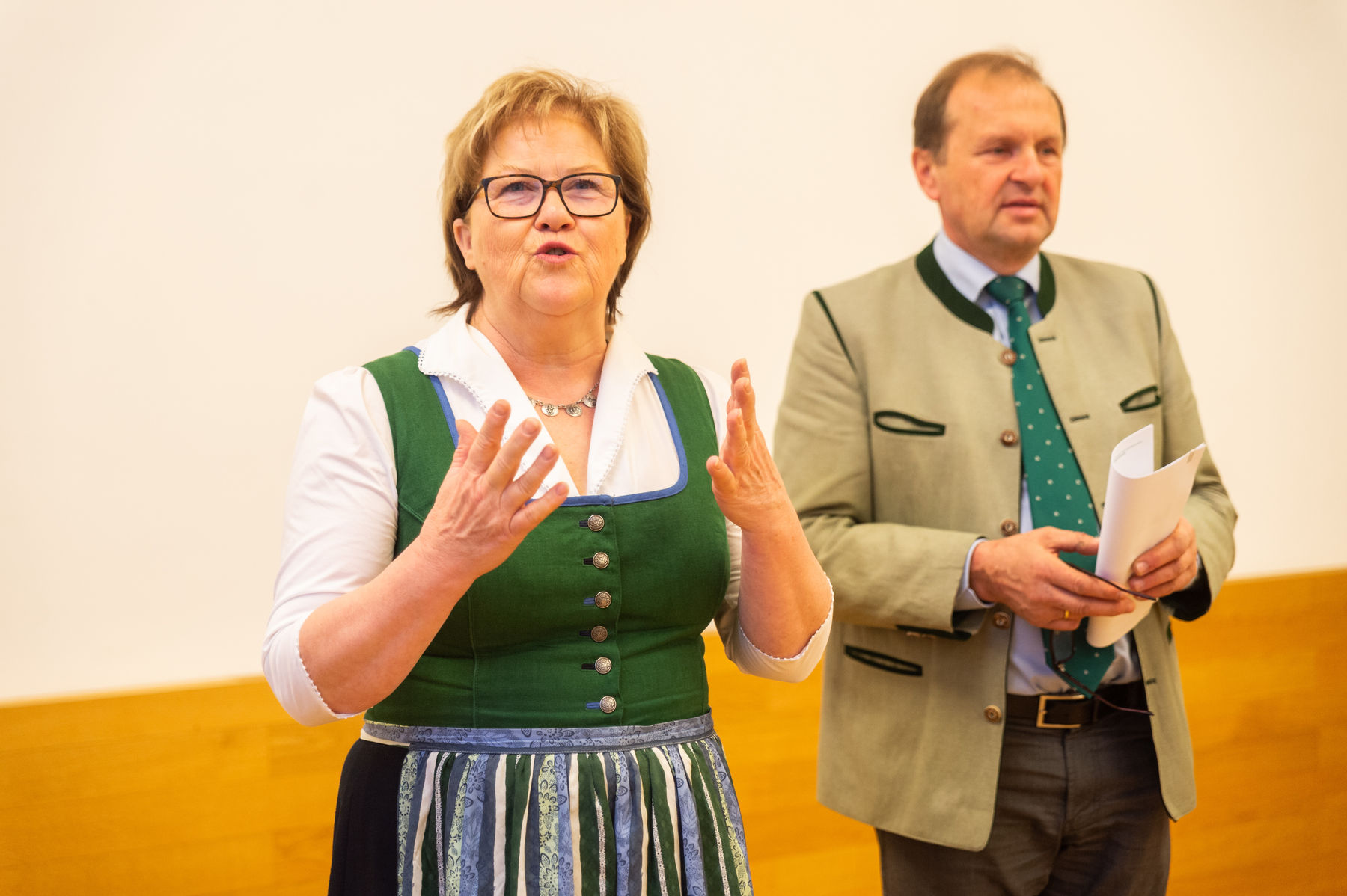 Landesbäuerin Auguste Maier (l) und Kammerdirektor Werner Brugner (r) gratulierten den Siegern.  © LK-Danner