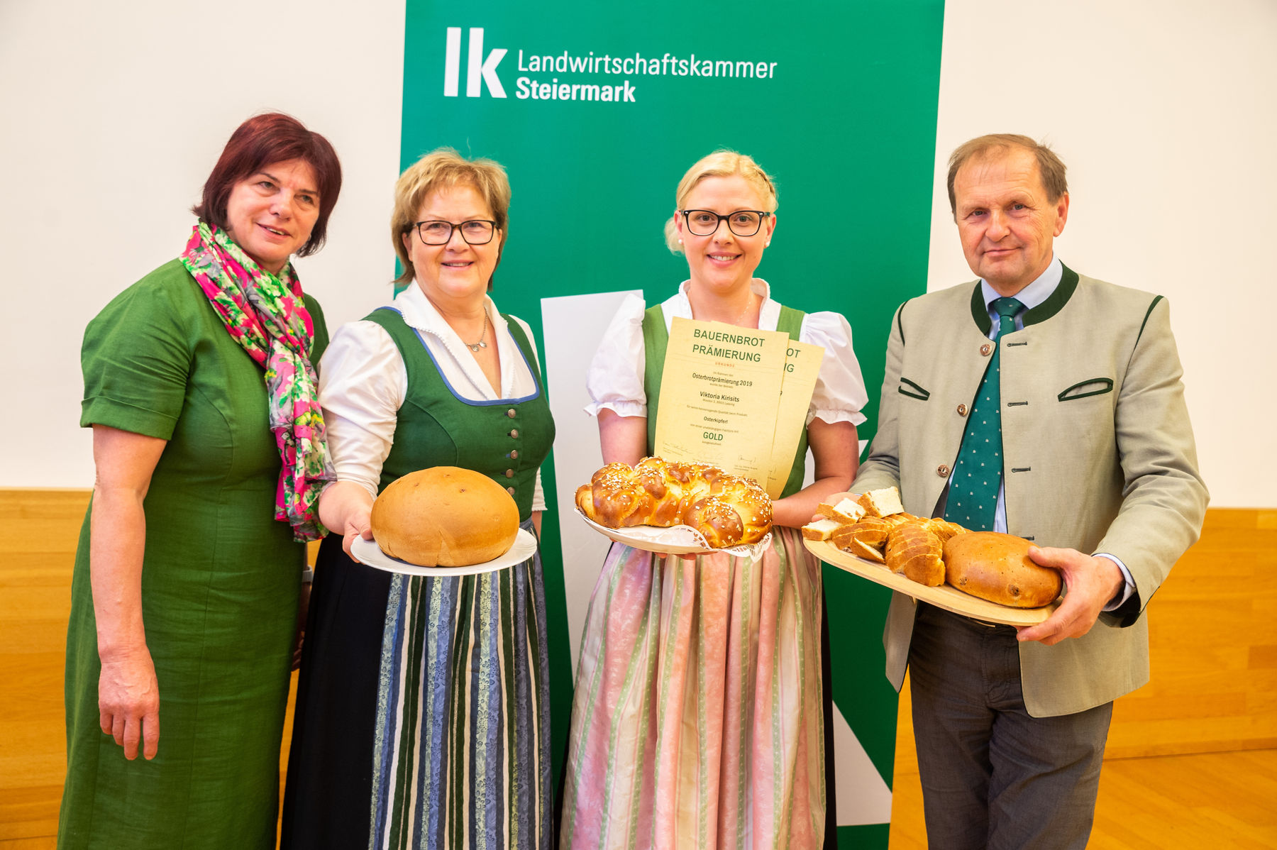 Viktoria Kirisits (2.v.r.) freut sich über ihre Auszeichnungen. Verkostungschefin Eva Lipp (l), Landesbäuerin Auguste Maier (2.v.l.) und Kammerdirektor Werner Brugner (r.) gratulieren.  © LK-Danner