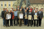 Die Burgenländische Landwirtschaftskammer gratuliert den geehrten Imkern zu ihren Verdiensten im Rahmen der Vollversammlung in Stegersbach. © IM Ing. Hans Peter Müllner Die Burgenländische Landwirtschaftskammer gratuliert den geehrten Imkern zu ihren Verdiensten im Rahmen der Vollversammlung in Stegersbach. © IM Ing. Hans Peter Müllner