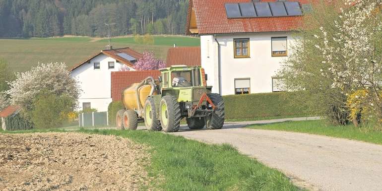 Da die Düngung landwirtschaftlicher Nutzflächen einer ortsüblichen Bewirtschaftung entspricht, ist sie vom Nachbarn grundsätzlich einmal hinzunehmen. © agrarfoto.com