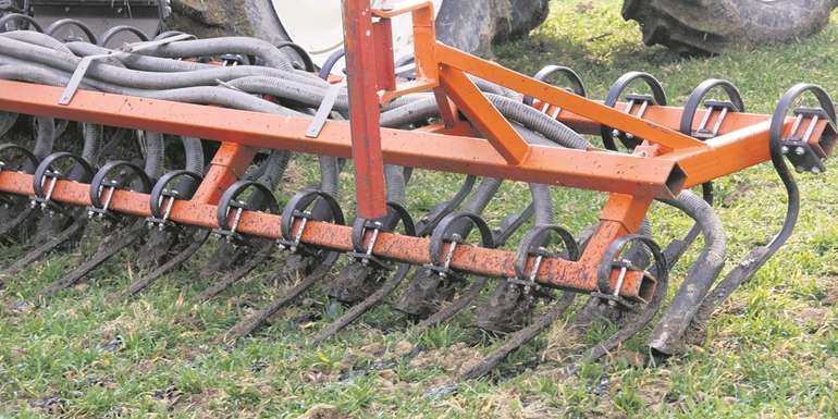 Bandförmig abgelegte Gülle verringert die Oberfläche, von der Ammoniak abgasen kann. © Paula Pöchlauer-Kozel/LK Niederösterreich