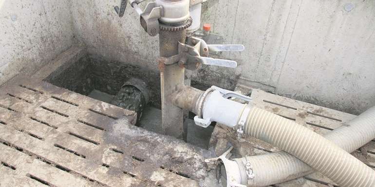 Beim Aufrühren der Gülle wird Schwefelwasserstoff schwallartig frei gesetzt. Deshalb muss man vor dem Gülleaufrühren Fenster und Tore des Stalles öffnen, vor allem bei direkter Verbindung ohne Siphon von Güllegrube zum Stall. © Paula Pöchlauer-Kozel/LK Niederösterreich Beim Aufrühren der Gülle wird Schwefelwasserstoff schwallartig frei gesetzt. Deshalb muss man vor dem Gülleaufrühren Fenster und Tore des Stalles öffnen, vor allem bei direkter Verbindung ohne Siphon von Güllegrube zum Stall. © Paula Pöchlauer-Kozel/LK Niederösterreich