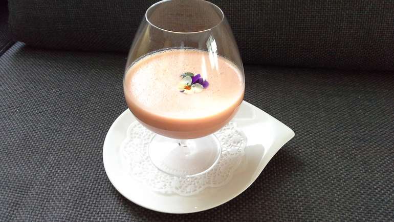 Frühlingsdrink für 4 Personen:
1 kleine Banane in Stücke schneiden und mit 4 TL Walnussöl, 2 EL Haferflocken, 300 g Buttermilch sowie je 200 ml Apfel- und Karottensaft gut vermixen. Mit Vanille oder Zimt verfeinern. © Rosemarie Haider Frühlingsdrink für 4 Personen:
1 kleine Banane in Stücke schneiden und mit 4 TL Walnussöl, 2 EL Haferflocken, 300 g Buttermilch sowie je 200 ml Apfel- und Karottensaft gut vermixen. Mit Vanille oder Zimt verfeinern. © Rosemarie Haider