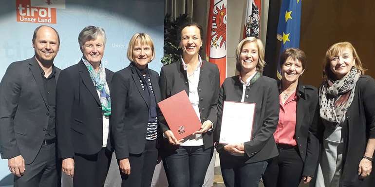 Freuen sich mit LK-Vertretern und LRin Beate Palfrader über den Bildungsinnovationspreis: Angelika­ Wagner (4.v.r.) und Angelika Neuner (3.v.r.). © LK Tirol