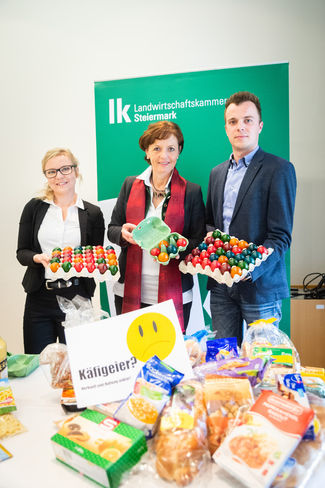 Verena Helm (l) von der Bäckerei Sorger in Graz verwenden nur österreichische Eier. Im Bild mit Vizepräsidentin Maria Pein und Geflügelbauern-Obmann Marc-Anton Uitz. © LK-Danner