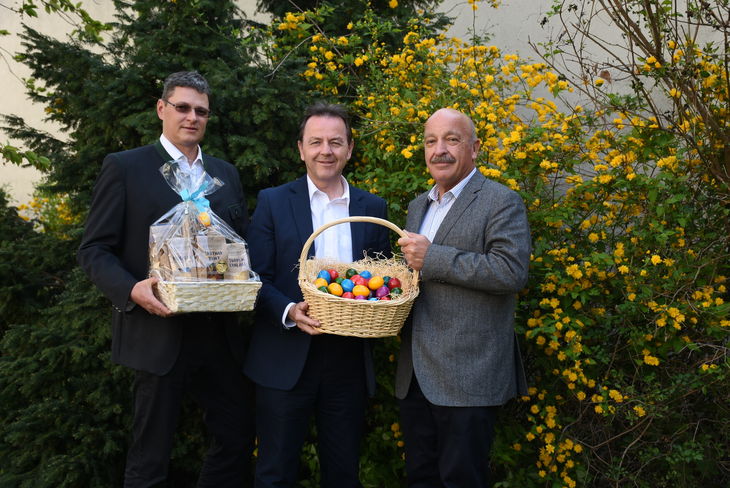 Präsident DI Nikolaus Berlakovich, Kammerdirektor Prof. DI Otto Prieler und Ing. Wolfgang Pleier (ARGE der landwirtschaftlichen Geflügelwirtschaft des Burgenlandes) plädieren beim Ostereierkauf für heimische Ware. v.l.n.r.: Ing. Wolfgang Pleier, Präsident DI Nikolaus Berlakovich, Kammerdirektor Prof. DI Otto Prieler © Hettlinger/Bgld. Landwirtschaftskammer