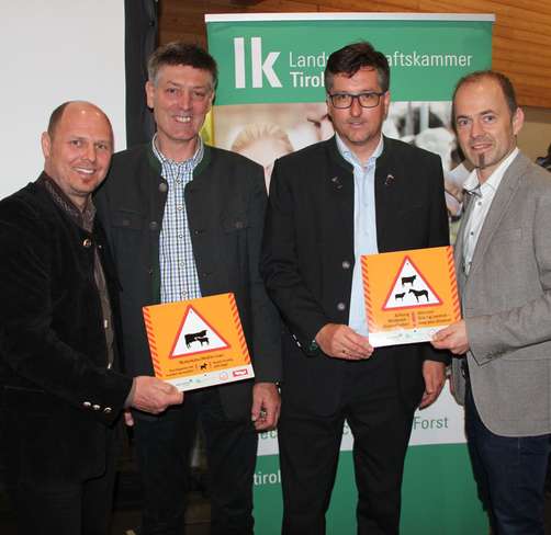Die erste Infoveranstaltung der LK Tirol zur Almsicherheit fand am Montag in Imst statt. LK-Direktor Ferdinand Grüner, Almwirtschaft-Obmann Josef Lanzinger, LK-Jurist Hans Gföller und LK-Präsident Josef Hechenberger präsentieren die Warnschilder, die ab 6. Mai in der LK erhältlich sind. © Judith Haaser Die erste Infoveranstaltung der LK Tirol zur Almsicherheit fand am Montag in Imst statt. LK-Direktor Ferdinand Grüner, Almwirtschaft-Obmann Josef Lanzinger, LK-Jurist Hans Gföller und LK-Präsident Josef Hechenberger präsentieren die Warnschilder, die ab 6. Mai in der LK erhältlich sind. © Judith Haaser