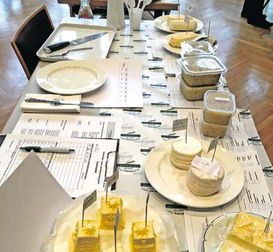 Neben den klassischen Käsesorten und Sauermilchprodukten
zählen die regionalen Spezialitäten und die gemodelte Butter zu
den besonderen Blickfängen am Prüfungstisch. © LK Kärnten/Kaponig Neben den klassischen Käsesorten und Sauermilchprodukten
zählen die regionalen Spezialitäten und die gemodelte Butter zu
den besonderen Blickfängen am Prüfungstisch. © LK Kärnten/Kaponig