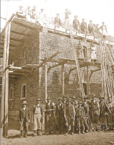 Dutzende Arbeiter werkten am Bau, um ihn zeitgerecht fertigstellen zu können. © Archiv/Standl