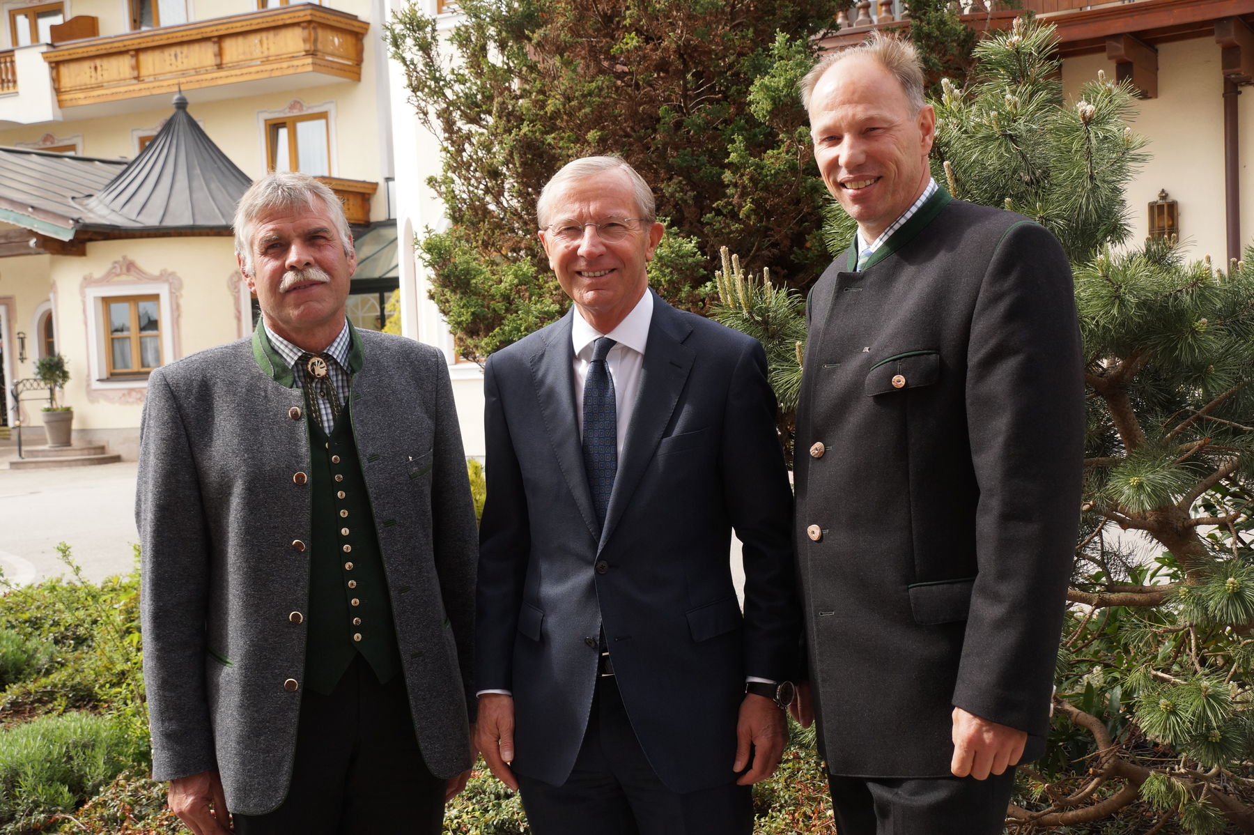 Landeshauptmann Dr. Wilfried Haslauer mit dem neugewählten LAK-Präsidenten Johann König (rechts) und seinem Vorgänger Thomas Zanner (links) © LAK