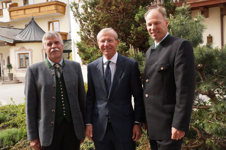 Landeshauptmann Dr. Wilfried Haslauer mit dem neugewählten LAK-Präsidenten Johann König (rechts) und seinem Vorgänger Thomas Zanner (links) © LAK Landeshauptmann Dr. Wilfried Haslauer mit dem neugewählten LAK-Präsidenten Johann König (rechts) und seinem Vorgänger Thomas Zanner (links) © LAK