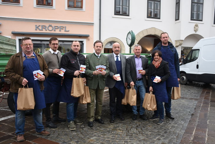 Verteilten in der FUZO in Eisenstadt die letzten regionalen Erdäpfel.
v.l.n.r.: Josef Dorner (Erdäpfelbauer aus Markt Stankt Martin), Josef Prantl,  Kammerrat Georg Menitz, Präsident Dipl.-Ing. Nikolaus Berlakovich, Kammerdirektor Prof. Dipl.-Ing. Otto Prieler, Bgm. Anton Wiedenhofer (Erdäpfelbauer aus Draßmarkt), Kammerrat Andrea Tobler, Lukas Scheiblhofer (Erdäpfelbauer aus Andau) © Hettlinger/Bgld. Landwirtschaftskammer