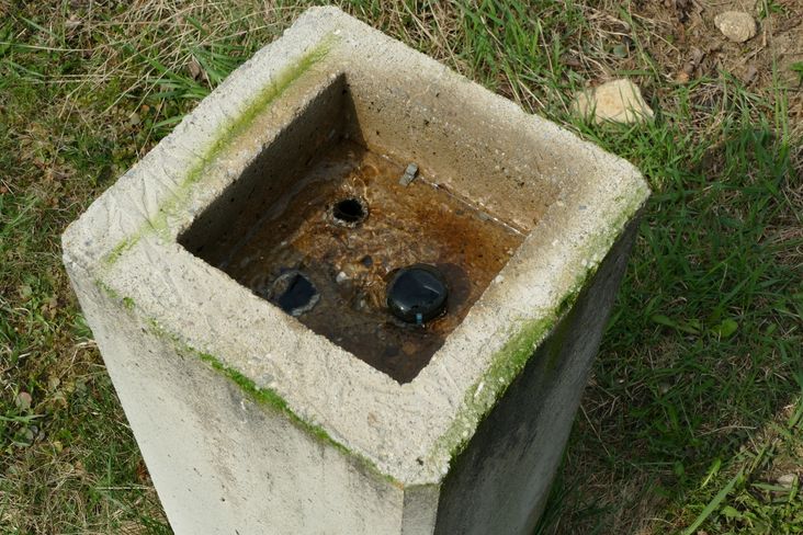Das Wasser wird am oberen Ende einer Betonsäule gerecht in zwei Teile geteilt. © LK OÖ/Christoph Zaussinger Das Wasser wird am oberen Ende einer Betonsäule gerecht in zwei Teile geteilt. © LK OÖ/Christoph Zaussinger