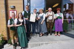 "Auszeichnung Obstbau Leitner vlg. Niglbauer" v.l.n.r.: Josef Nuster (Obmann GenussRegion Oststeirischer Apfel), Daniela Haas (Most- und Fruchtsaftkönigin), Martin und Hermi Leitner (Obstbau Leitner vlg. Niglbauer), Margareta Reichsthaler (Bundes-Obfrau GENUSS REGION ÖSTERREICH), Karl Leitner sen., Gerlinde Schneider (Bürgermeisterin Apfeldorf Puch bei Weiz) © Leitner