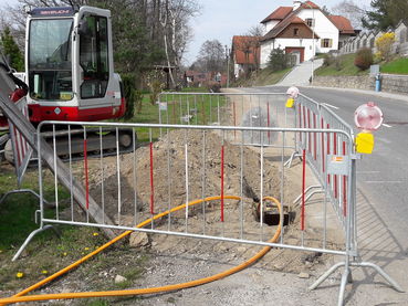 Bei Verlegung am Grundstücksrand ist die Grundstücksgrenze relevant. © LK OÖ/Wagner