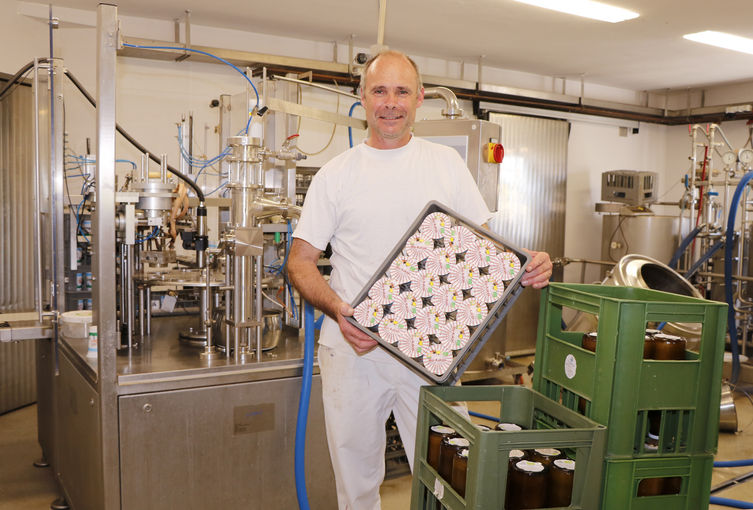 Hannes und Mutter Julie füllen pro Tag rund 2.000 Einheiten an Schulmilch-Produkten ab. © Kronreif