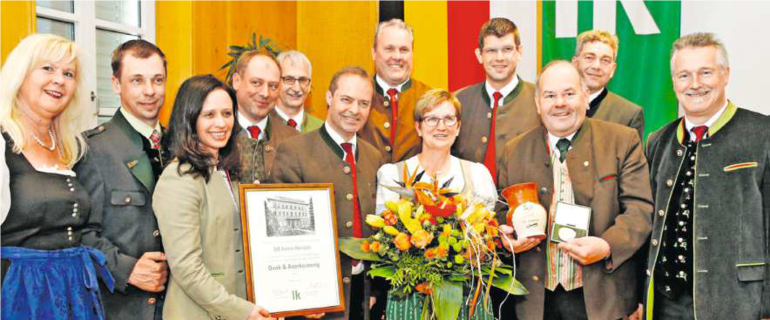 Großer Dank und beste Wünsche für ÖR Anton Heritzer ? am Bild mit seiner Gattin Margit, Landesrat Martin Gruber, Präsident ÖR Johann Mößler, Erstem Vizepräsidenten Manfred Muhr, Zweiter Vizepräsidentin Astrid Brunner, den Kammervorständen Hermann Schluder, Franz Zarfl (2. v. l.), Rosemarie Schein und Franz Matschek, außerdem Kammerrat Franz Josef Smrtnik und Kammeramtsdirektor Hans Mikl. © Eggenberger