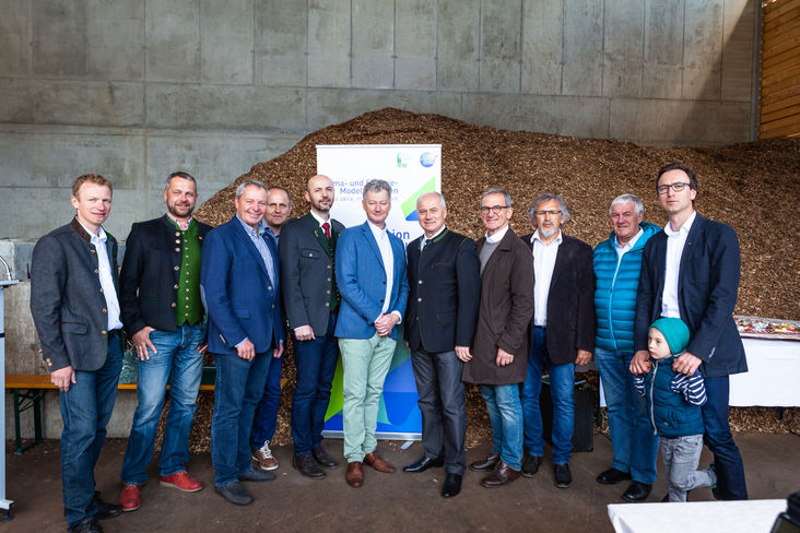 vrnl. GR Erwin Arbesleitner Obmann Verein „Hack Gut“, Robert Tulnik Sauberwärme, 2. Vzbgm. Josef Fuchs, Andreas Leicht Sauberwärme, Martin Ringhofer Sauberwärme, Bgm. Michael Viertler, Landesrat Hans Seitinger, Gemeindekassier Gabriel Hirnthaler, GR Josef Bresnig, 1. Vzbgm. Franz Stampler, Christian Metschina mit Elija Biomasseverband © Leicht | Sauberwärme Deutschfeistritz