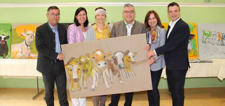 Vernissage und Beirattreffen von Lebensqualität Bauernhof: Im Bild
v. l.: Kammeramtsdirektor Nikolaus Lienbacher, Monika Sommerbichler-Huber (Leiterin Lebensqualität Bauernhof), Biobäuerin und Künstlerin Theresia Innerhofer, Landesrat Sepp Schwaiger, Erika Trampitsch (Beraterin Lebensqualität Bauernhof) und LK-Präsident Rupert Quehenberger © LK Salzburg/Widmoser Vernissage und Beirattreffen von Lebensqualität Bauernhof: Im Bild
v. l.: Kammeramtsdirektor Nikolaus Lienbacher, Monika Sommerbichler-Huber (Leiterin Lebensqualität Bauernhof), Biobäuerin und Künstlerin Theresia Innerhofer, Landesrat Sepp Schwaiger, Erika Trampitsch (Beraterin Lebensqualität Bauernhof) und LK-Präsident Rupert Quehenberger © LK Salzburg/Widmoser